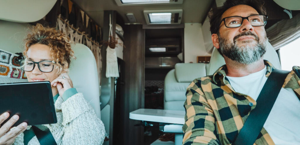 two people going on a trip using RV reservation software