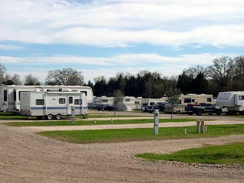 Rv Park Pic With Rvs Looks Like Ours 1600 1240