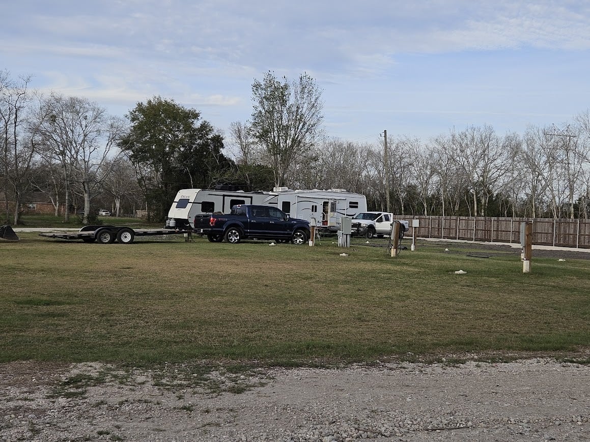 Lawless Landing RV Park RV park in Rosharon, TX (photo 1)